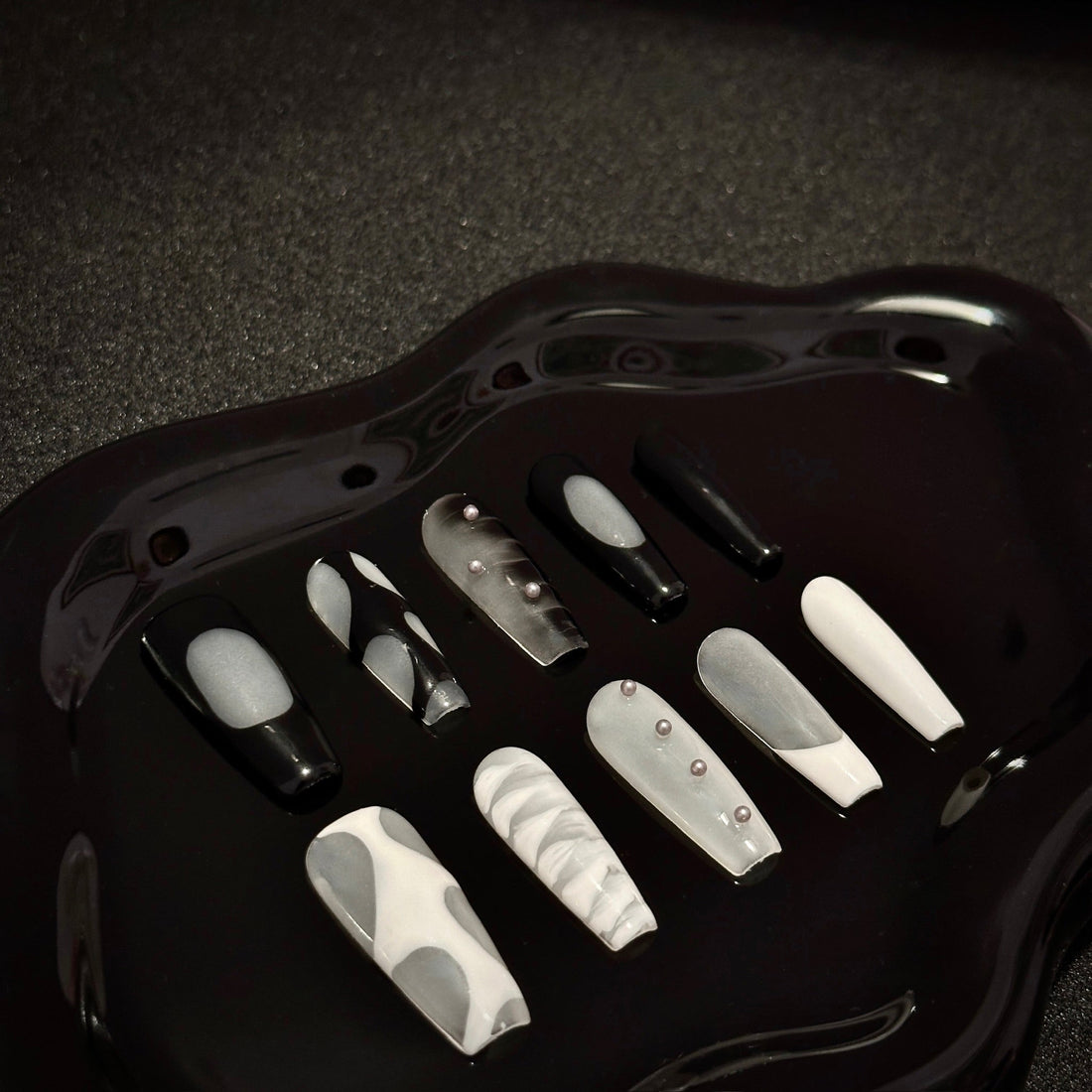 Monochrome Allure（A/B Color)